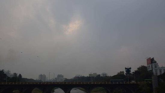 Due to rainfall in the last two days and a cloudy afternoon on Saturday, the day temperature reported in the city was 28.5 degrees Celsius. (Kalpesh Nukte/HT PHOTO)