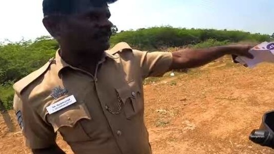 A policeman stopping a biker and asking him if he is from Karnataka. (YouTube/@AnnyArun) A policeman stopping a biker and asking him if he is from Karnataka. (YouTube/@AnnyArun)
