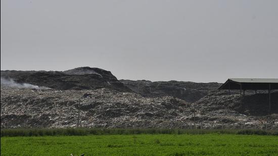 Over 16 lakh metric tonnes of waste is accumulated at the dump site spread over 40 acres of land and additional 1,100 metric tonnes of garbage is being dumped at the site daily. (Harsimar Pal Singh/HT) Over 16 lakh metric tonnes of waste is accumulated at the dump site spread over 40 acres of land and additional 1,100 metric tonnes of garbage is being dumped at the site daily. (Harsimar Pal Singh/HT)