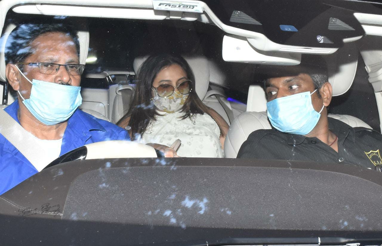 Rani Mukerji in her car. Rani Mukerji in her car.