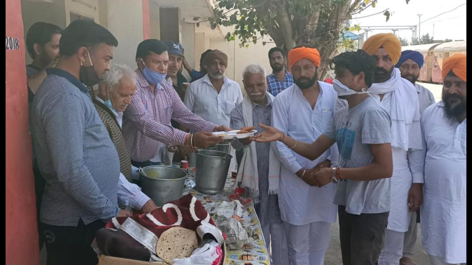 Train cancelled, locals serve langar to passengers at Barnala’s Tapa ...