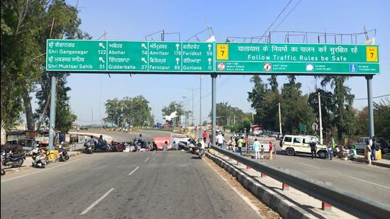 Farmers blocking National Highway-7 between Bathinda and Amritsar during the Bharat Bandh call in Bathinda on Friday. (Sanjeev Kumar/HT)