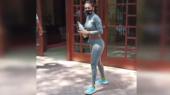 For her Yoga session, Malaika wore a grey top and flaunted her washboard abs. (Varinder Chawla)