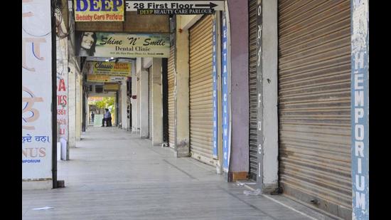 The Phase-11 market in Mohali wearing a deserted look on Friday as traders kept their shutters down in solidarity with the protesting farmers. (Keshav Singh/HT) The Phase-11 market in Mohali wearing a deserted look on Friday as traders kept their shutters down in solidarity with the protesting farmers. (Keshav Singh/HT)