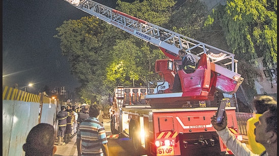 Fire fighters carry out rescue operations at Sunrise Hospital after a major fire broke out at Dreams Mall in Bhandup, on Friday. (Pratik Chorge/HT Photo)