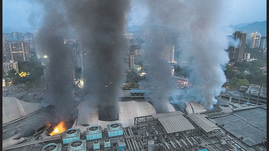 Plumes of smoke rise from Dreams Mall in Bhandup, where a major fire broke out late on Thursday night. (Pratik Chorge/HT Photo) Plumes of smoke rise from Dreams Mall in Bhandup, where a major fire broke out late on Thursday night. (Pratik Chorge/HT Photo)