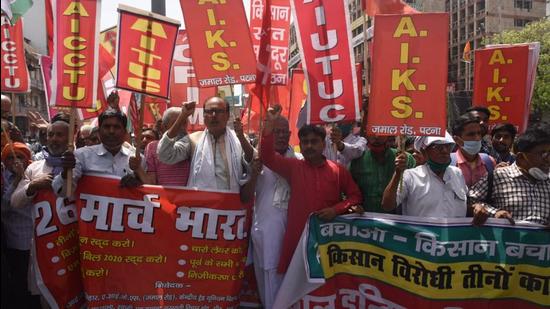 Huge processions were taken out in different areas of Bihar, with protesters raising slogans against Nitish Kumar’s government. They took to the streets forcing closure of shops and business establishments. (HT PHOTO.) Huge processions were taken out in different areas of Bihar, with protesters raising slogans against Nitish Kumar’s government. They took to the streets forcing closure of shops and business establishments. (HT PHOTO.)