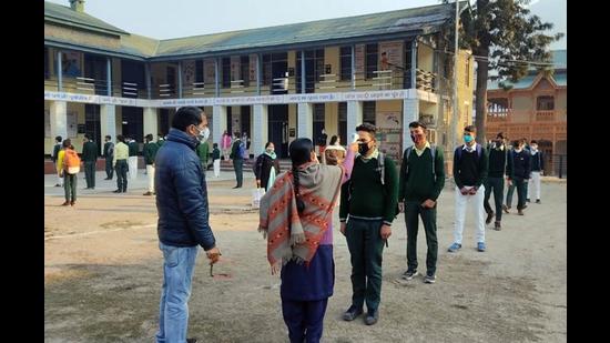 School students undergoing thermal checking before attending class in Himachal Pradesh. (HT file photo)