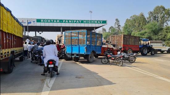 Farmers blocking the Rohtak-Panipat highway near Makrauli toll plaza in response to the Bharat Bandh call on Friday. (Manoj Dhaka/HT) Farmers blocking the Rohtak-Panipat highway near Makrauli toll plaza in response to the Bharat Bandh call on Friday. (Manoj Dhaka/HT)