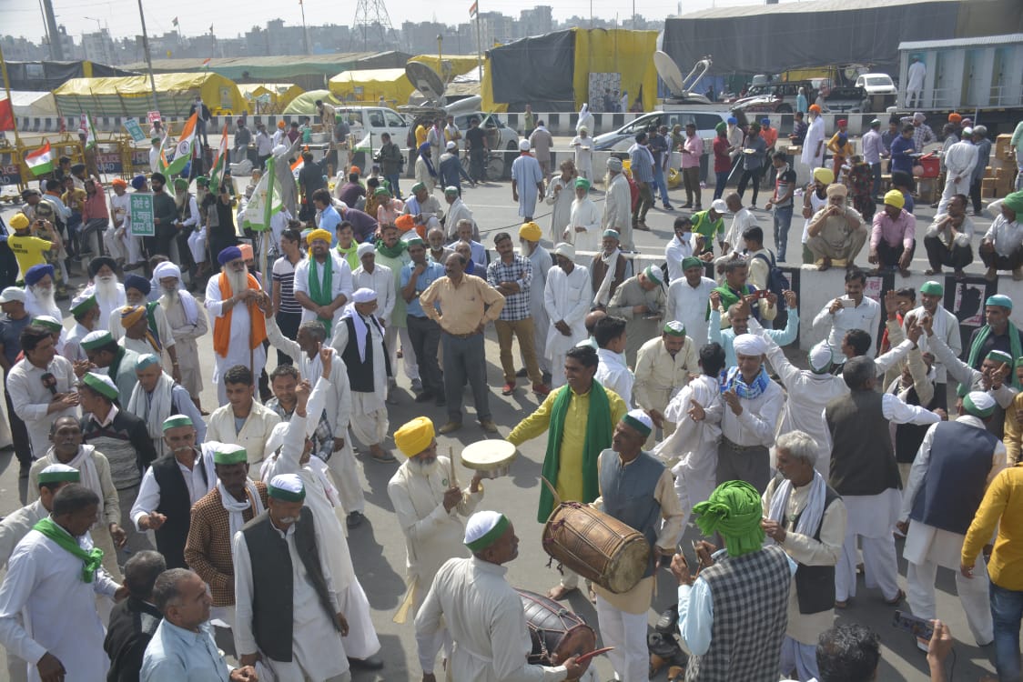 Farmers singing Holi songs with dholak drums and protesting against three agricultural laws at the Delhi-Ghazipur border. (Sakib Ali/HT Photo )