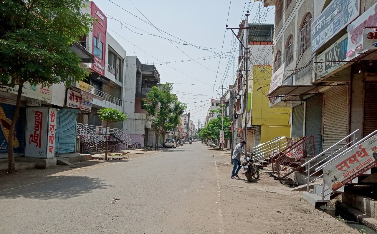 A deserted look of Tilak road, Dhondipura during the lockdown in Beed, India, on Friday, March 26, 2021. (HT photo) A deserted look of Tilak road, Dhondipura during the lockdown in Beed, India, on Friday, March 26, 2021. (HT photo)