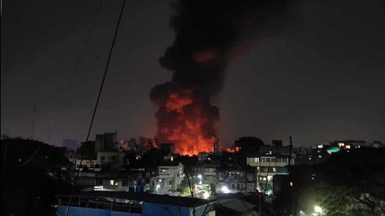 The fire at Pune’s Fashion Street in the Cmp area started at 11 pm Friday. (HT PHOTO) The fire at Pune’s Fashion Street in the Cmp area started at 11 pm Friday. (HT PHOTO)