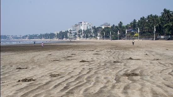 A view of deserted Juhu beach amid the hot weather conditions. (HT FILE) A view of deserted Juhu beach amid the hot weather conditions. (HT FILE)