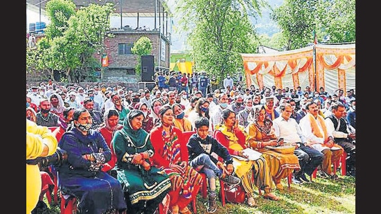 People flouting Covid protocols at an election rally addressed by CM Jai Ram Thakur at Mandi on Thursday. (HT File) People flouting Covid protocols at an election rally addressed by CM Jai Ram Thakur at Mandi on Thursday. (HT File)