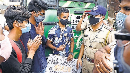 A total of 30 to 40 students gathered at the Shaniwarwada inside premises initially at 12 noon on Friday, however, the number rose to 100 slowly as the message of the protest spread through social media. (Rahul Raut/HT PHOTO) A total of 30 to 40 students gathered at the Shaniwarwada inside premises initially at 12 noon on Friday, however, the number rose to 100 slowly as the message of the protest spread through social media. (Rahul Raut/HT PHOTO)
