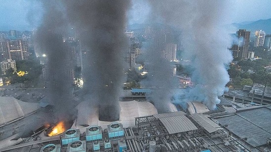 Plumes of smoke rise from Dreams Mall in Bhandup, where a major fire broke out late on Thursday night. (Pratik Chorge/HT Photo) Plumes of smoke rise from Dreams Mall in Bhandup, where a major fire broke out late on Thursday night. (Pratik Chorge/HT Photo)