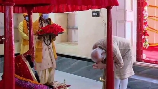 Prime Minister Narendra Modi on Saturday offered his prayers at Jeshoreshwari temple in Bangladesh's southwestern Shatkhira district.