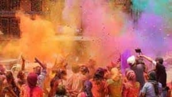 A day before Holi festivities are scheduled to begin in the city, health minister Jain on Saturday reiterated that residents must stay indoors so as to avoid coming in contact with people.(HT Photo)