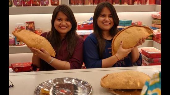 Baahubali gujiya weighing 1.5 kgs each (HT Photo) Baahubali gujiya weighing 1.5 kgs each (HT Photo)