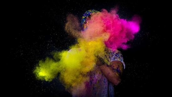 Holi 2021: Holi is being celebrated across the nation on Monday. Devotees were seen celebrating Holi in Mathura's Dwarkadhish Temple.