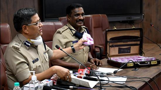 Bengaluru police commissioner Bengaluru Police Commissioner and Deputy Commissioner D Devraj displaying the fake currency the police used to lure drug dealers into a trap. (HT PHOTO) Bengaluru police commissioner Bengaluru Police Commissioner and Deputy Commissioner D Devraj displaying the fake currency the police used to lure drug dealers into a trap. (HT PHOTO)