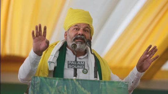 BKU leader Rakesh Tikait addresses a kisan mahapanchayat. (Himanshu vyas/HT)