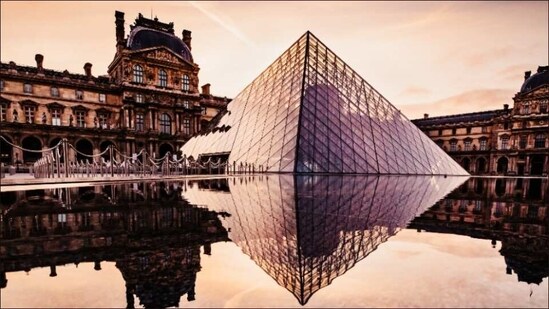 Paris' Louvre museum puts entire collection online for free public visit(Photo by Patrick Langwallner on Unsplash)