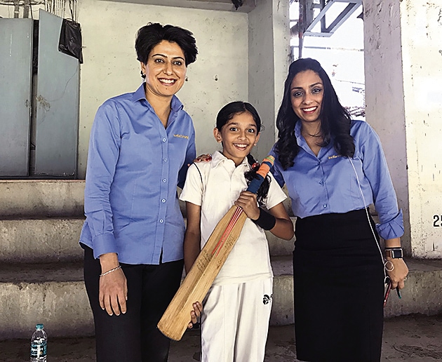 Cricketers Anjum Chopra and Isa Guha pose with a cricket fan at the Brabourne stadium in Mumbai. (HT PHOTO) Cricketers Anjum Chopra and Isa Guha pose with a cricket fan at the Brabourne stadium in Mumbai. (HT PHOTO)