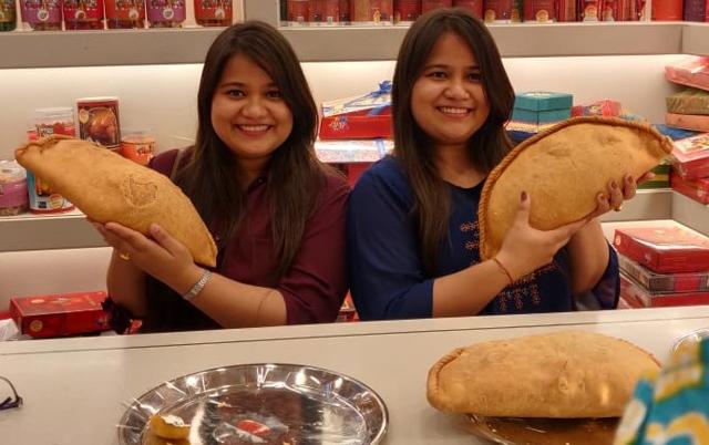 Baahubali gujiya weighing 1.5 kgs each (HT Photo) Baahubali gujiya weighing 1.5 kgs each (HT Photo)
