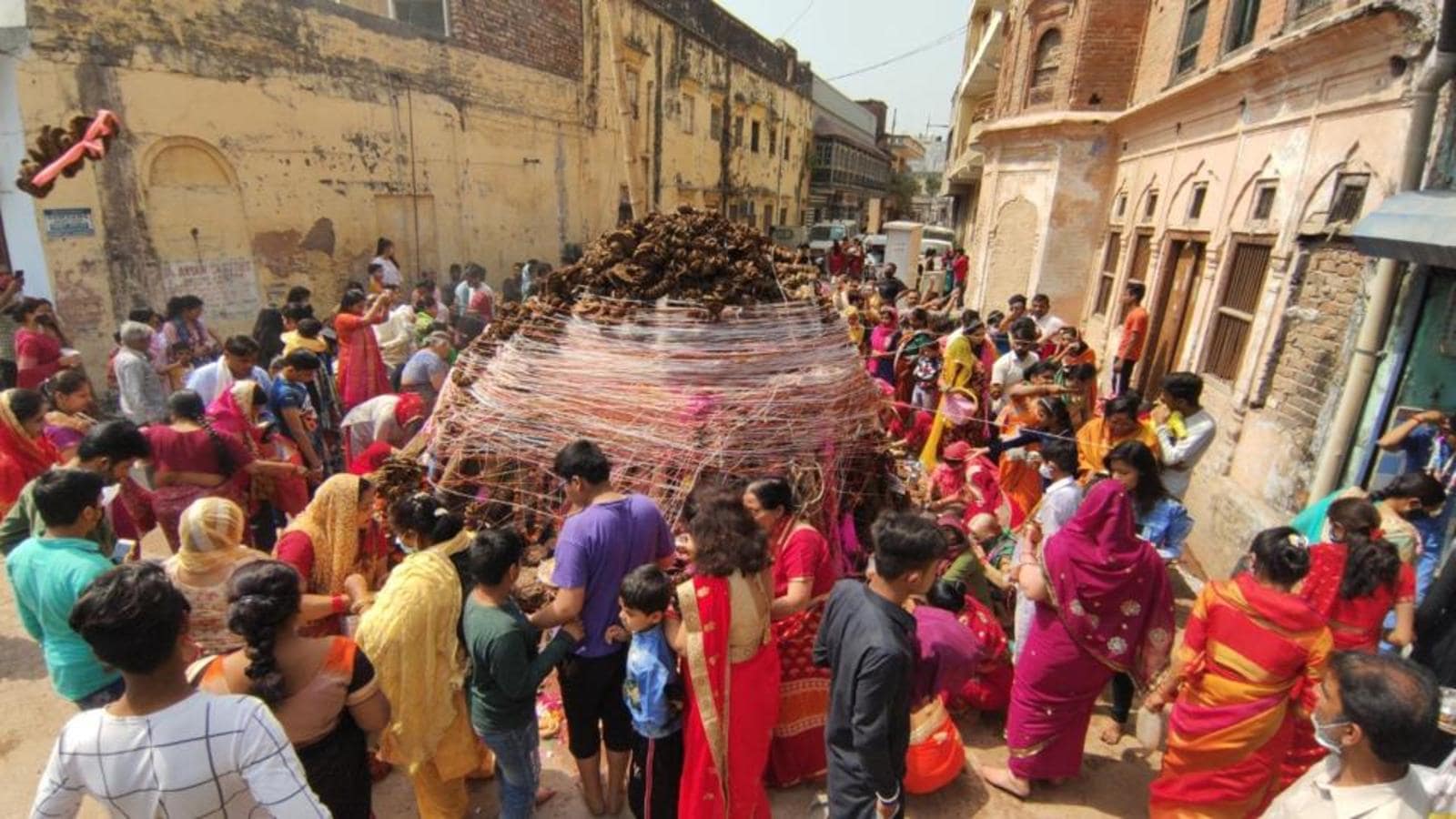 Mahakumbh 2021: Seers, saints choose flowers over colours for Holi celebrations