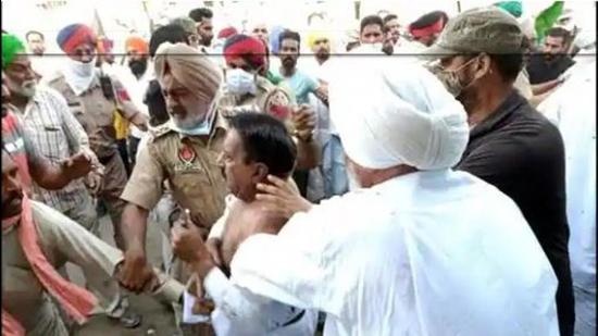 Farm union activists stripping and assaulting Abohar BJP MLA Arun Narang at Malout on Saturday evening, while the police tried to escort him to safety. (Sanjeev Kumar/HT)