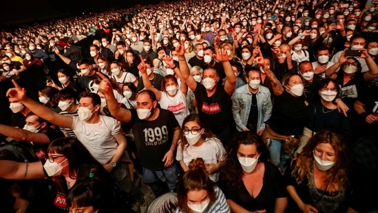 People wearing protective masks attend a concert of "Love of Lesbian" at the Palau Sant Jordi, the first massive concert since the beginning of the coronavirus disease (COVID-19) pandemic in Barcelona, Spain, March 27, 2021. REUTERS/Albert Gea     TPX IMAGES OF THE DAY (REUTERS)