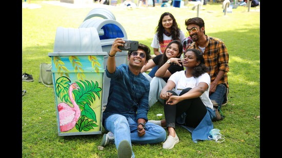 A group of 70 volunteers recently painted over 40 dustbins as part of a beautification drive ahead of Delhi Zoo’s reopening on April 1. (Photo: Manoj Verma/HT) A group of 70 volunteers recently painted over 40 dustbins as part of a beautification drive ahead of Delhi Zoo’s reopening on April 1. (Photo: Manoj Verma/HT)