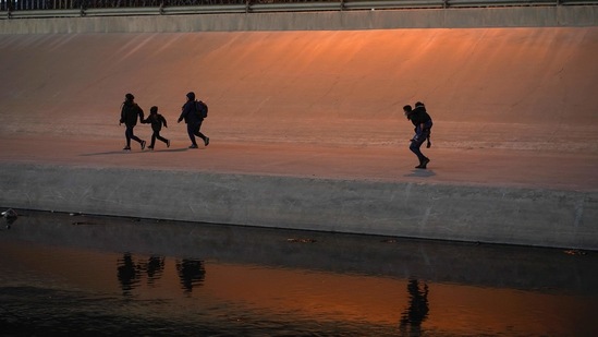 Migrants cross the border into El Paso, Texas, US, as seen from Ciudad Juarez, in Mexico, on March 17. The number of migrants attempting to cross the border is at the highest level since March 2019, with Homeland Security Secretary Alejandro Mayorkas warning that it is on pace to hit a 20-year peak. (Paul Ratje / REUTERS) Migrants cross the border into El Paso, Texas, US, as seen from Ciudad Juarez, in Mexico, on March 17. The number of migrants attempting to cross the border is at the highest level since March 2019, with Homeland Security Secretary Alejandro Mayorkas warning that it is on pace to hit a 20-year peak. (Paul Ratje / REUTERS)