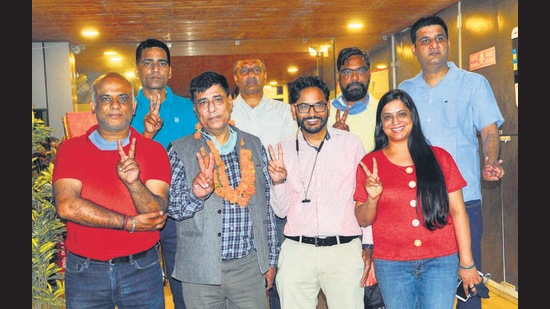 The president, Nalin Acharya (second from left), flanked by the newly-elected members of the governing council of the Chandigarh Press Club at Sector 27 in Chandigarh on Sunday. (KESHAV SINGH/HT)
