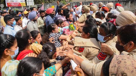 The unemployed TET-ETT teachers are demanding a notification for recruitment for all 12,000 vacant posts of TET-ETT teachers and an increase in the upper age limit to 42 years. (PTI) The unemployed TET-ETT teachers are demanding a notification for recruitment for all 12,000 vacant posts of TET-ETT teachers and an increase in the upper age limit to 42 years. (PTI)