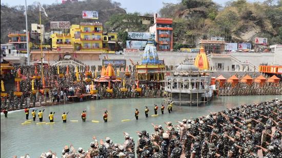 About 10k security personnel take oath at Ganga ghat for security during Mahakumbh About 10k security personnel take oath at Ganga ghat for security during Mahakumbh