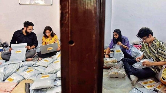Vandit and Medha Chawla (left) founders of Sarojini Nagar Market Online in their office-cum-warehouse.(HT Photo) Vandit and Medha Chawla (left) founders of Sarojini Nagar Market Online in their office-cum-warehouse.(HT Photo)