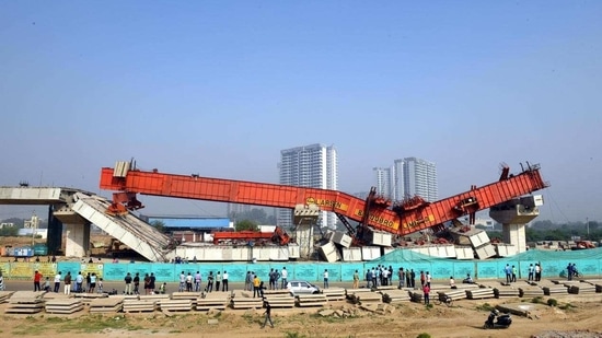 Two large concrete slabs of around 40 metres each at the under-construction Dwarka expressway collapsed on Sunday near Daulatabad Chowk in Gurugram.(HT Photo) Two large concrete slabs of around 40 metres each at the under-construction Dwarka expressway collapsed on Sunday near Daulatabad Chowk in Gurugram.(HT Photo)