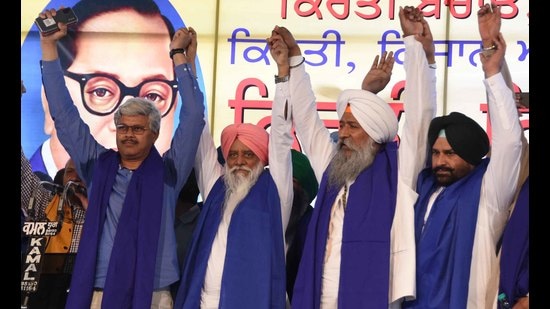 Farmer leader Balbir Singh Rajewal along with others during a kisan mahapanchayat in Ludhiana on Sunday. (Harsimar Pal Singh/HT) Farmer leader Balbir Singh Rajewal along with others during a kisan mahapanchayat in Ludhiana on Sunday. (Harsimar Pal Singh/HT)