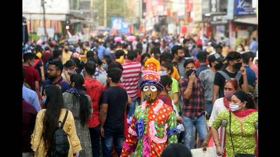Many shoppers have been flouting social distancing norms at Delhi markets such as Lajpat Nagar. (Photo: Amal KS/HT) Many shoppers have been flouting social distancing norms at Delhi markets such as Lajpat Nagar. (Photo: Amal KS/HT)