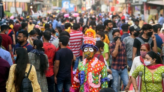 Many shoppers have been flouting social distancing norms at Delhi markets such as Lajpat Nagar. (Photo: Amal KS/HT) (HT_PRINT)