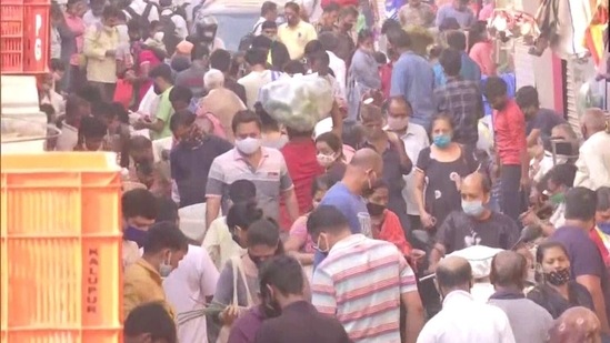 Crowded Dadar vegetable market despite Covid-19 spike. (ANI Photo ) Crowded Dadar vegetable market despite Covid-19 spike. (ANI Photo )