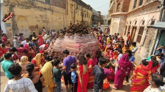 Women devotees worshipping the holy tree on the eve of Holi (Holika Dahan) on Sunday in Haridwar. (RAMESHWAR GAUR/HT Photo)