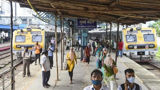 The tweet enquired if the Churchgate-Virar Mumbai local train will be running during the curfew time of 8pm to 7am.(PTI file photo)