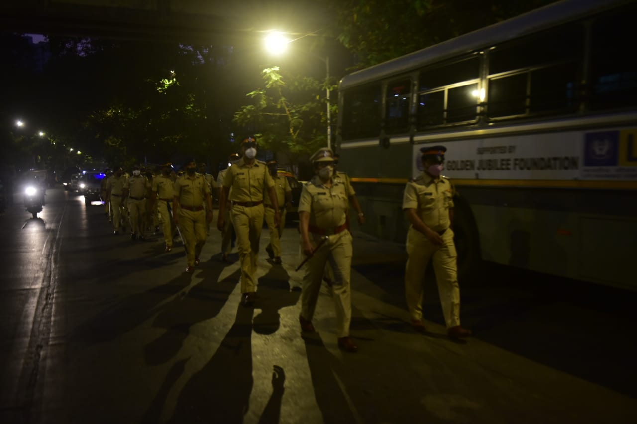 Mumbai Police personnel hold march to create awareness about night curfew in Bhoiwada of Mumbai's Parel (Anshuman Poyrekar/HT Photo) ((Anshuman Poyrekar/HT Photo)) Mumbai Police personnel hold march to create awareness about night curfew in Bhoiwada of Mumbai's Parel (Anshuman Poyrekar/HT Photo) ((Anshuman Poyrekar/HT Photo))