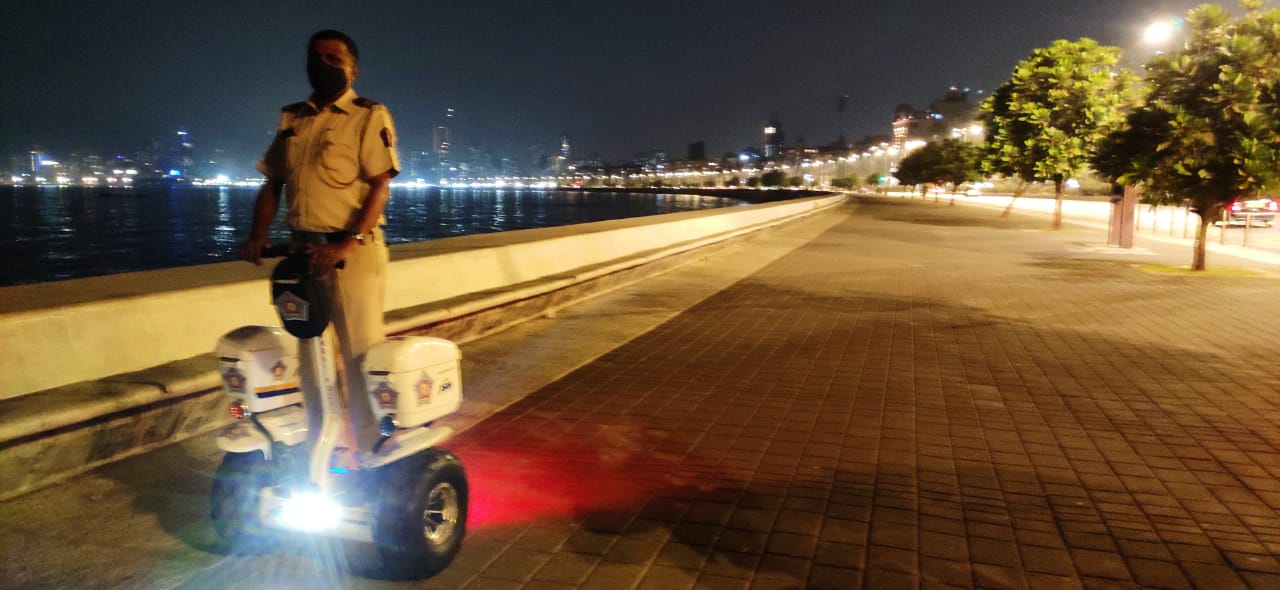 A policeman patrols Marine Drive as night curfew is imposed in the city of Mumbai (Anshuman Poyrekar/HT Photo) A policeman patrols Marine Drive as night curfew is imposed in the city of Mumbai (Anshuman Poyrekar/HT Photo)