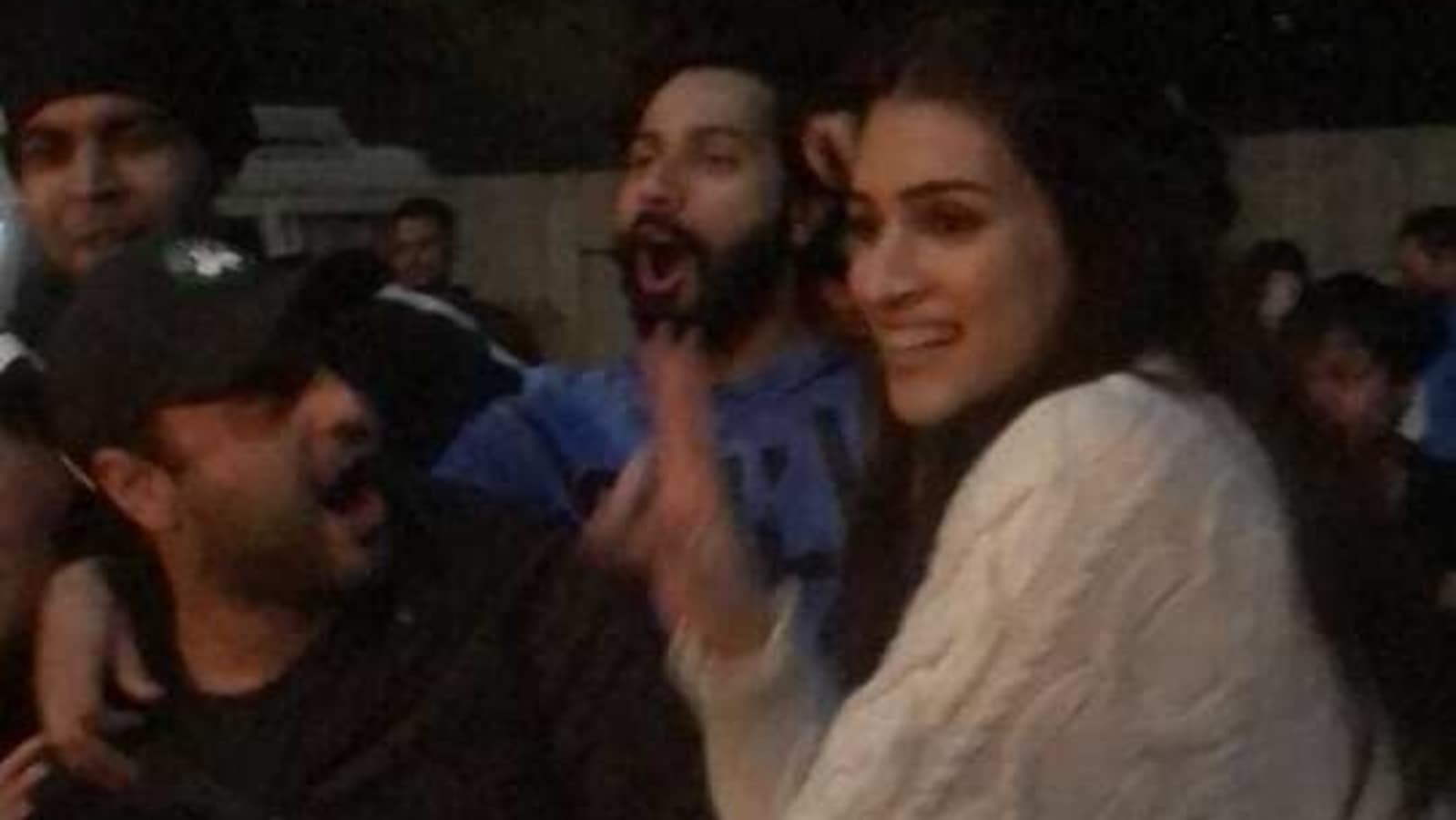 Holi 2021: Varun Dhawan and Kriti Sanon dance the night away to Hookah Bar, Shaitan Ka Saala with Bhediya team. Watch