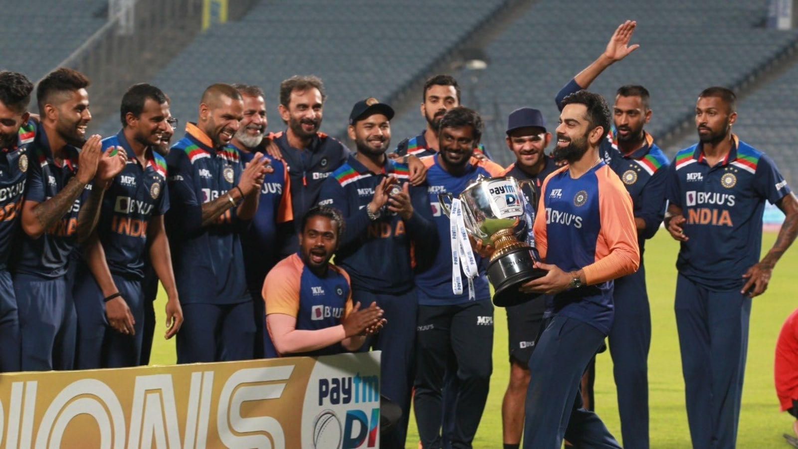Hãy xem hình về Ravi Shastri và đội tuyển Ấn Độ để cảm nhận sự khát khao chiến thắng và tinh thần đồng đội mạnh mẽ của những vận động viên thể thao chuyên nghiệp này.