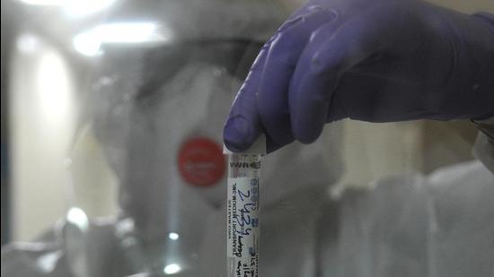 File photo: Doctors wear protective gear as they work in a nasal swab sample laboratory. (Nitin Kanotra / Hindustan Times)